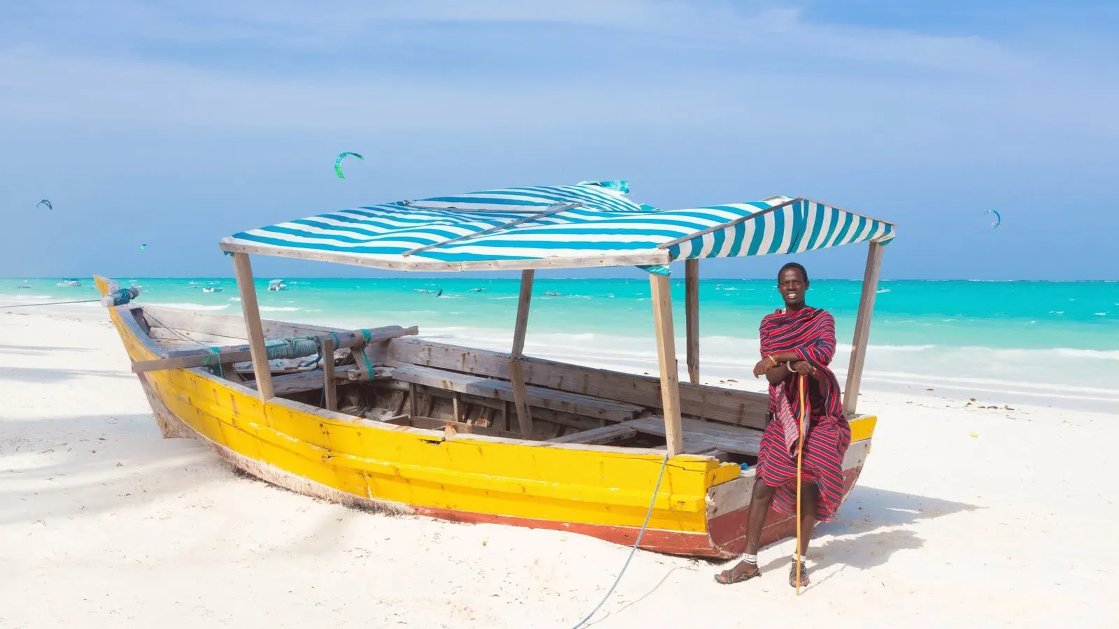Boot und Massai am Strand
