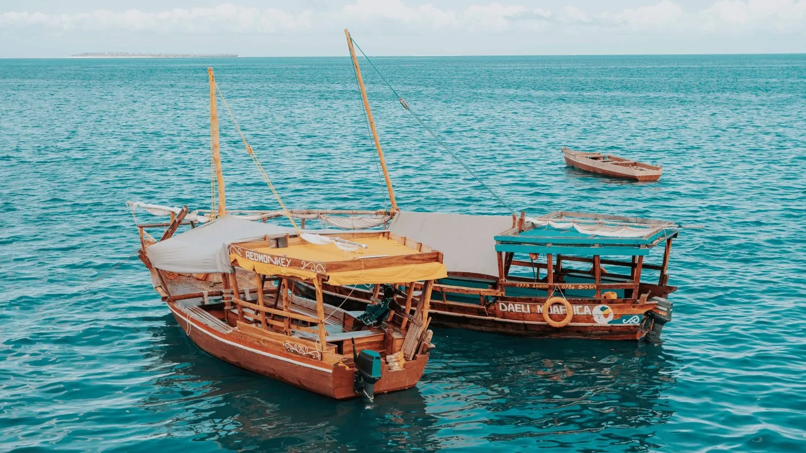 Bunte Boote vor Sansibar