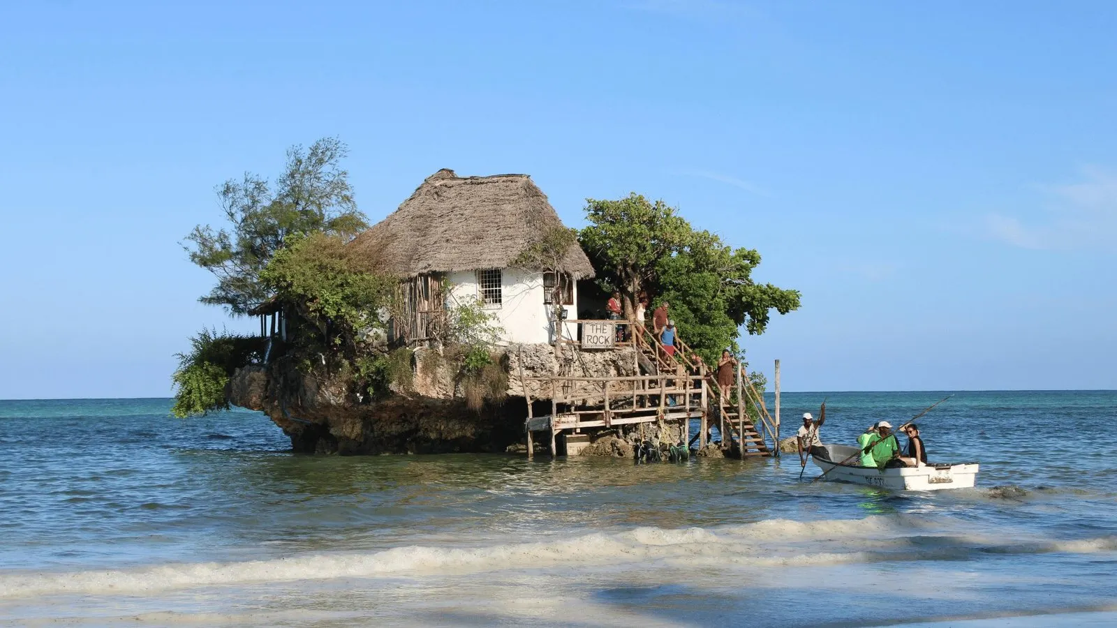 Restaurant auf dem Felsen im Meer