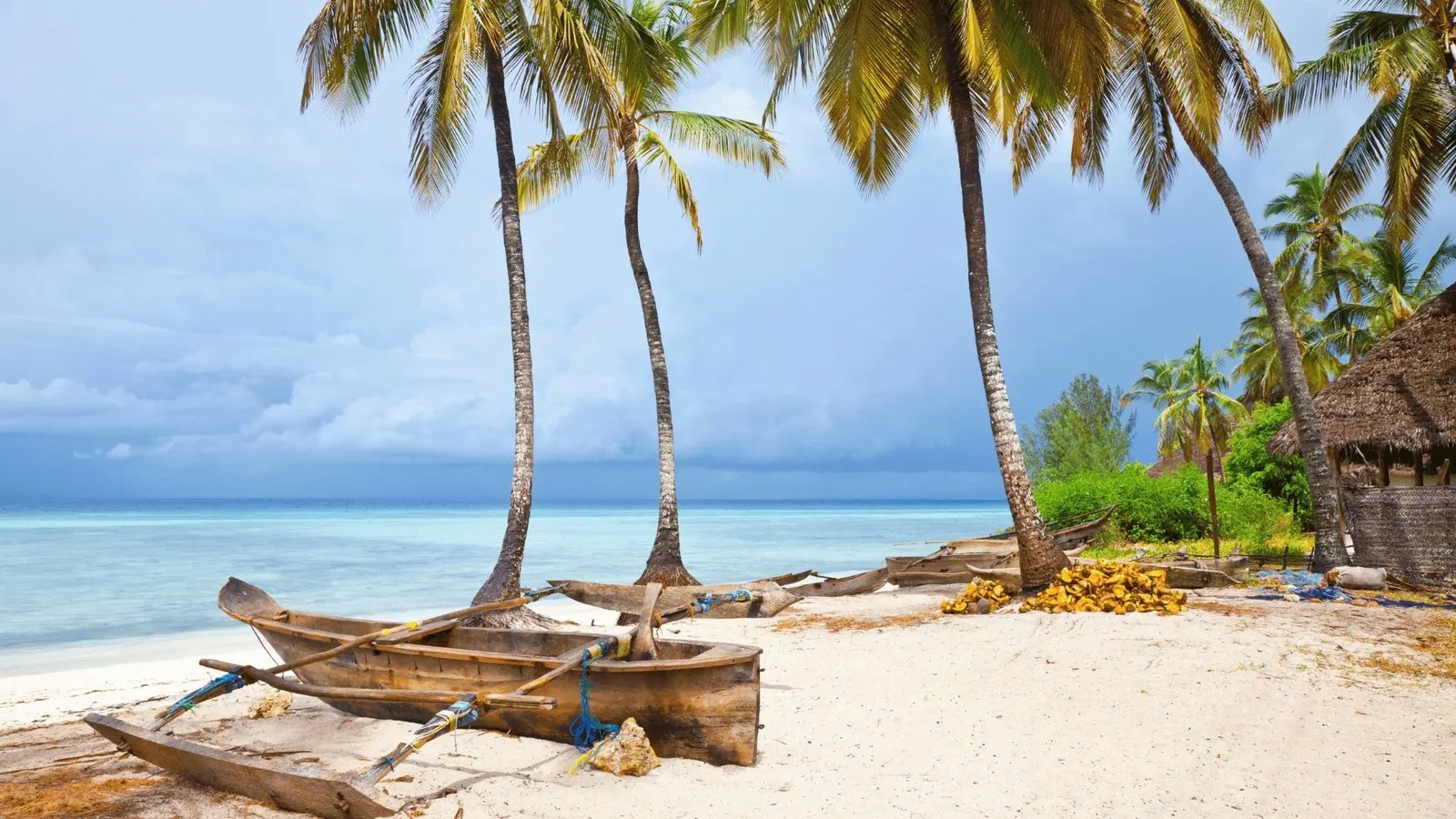 Strand mit Holzboot
