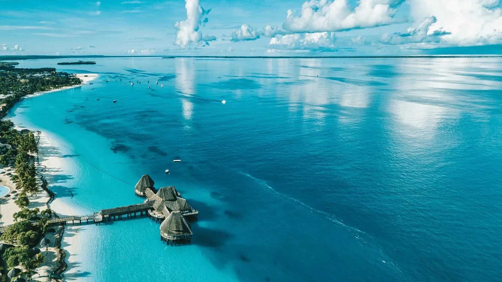 Typischer Sansibar-Strand mit blauem Meer